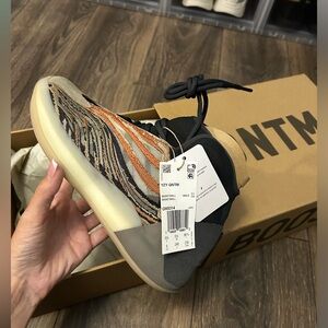 YZY QNTM 6Y/ 6M/ 7.5W